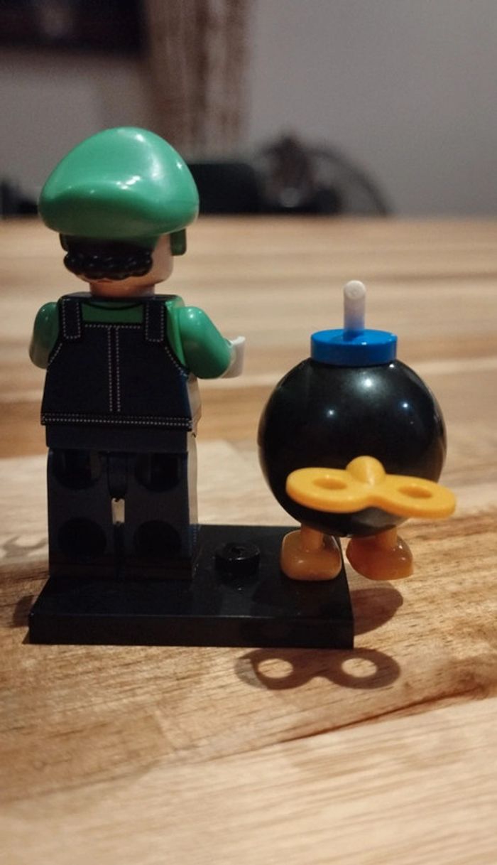 Personnage Lego neuf Luigi + son bon omb monde de Mario Nintendo - photo numéro 4