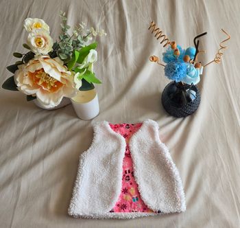 Les Chiffons d'Aur Gilet de Berger Fausse Fourrure Rose Blanc Très bon état 3 mois