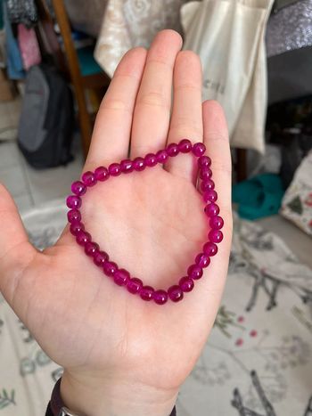 Bracelet de perles roses.