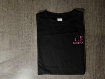 Tshirt CP Company – Taille M – Noir et Rose – Neuf avec étiquette