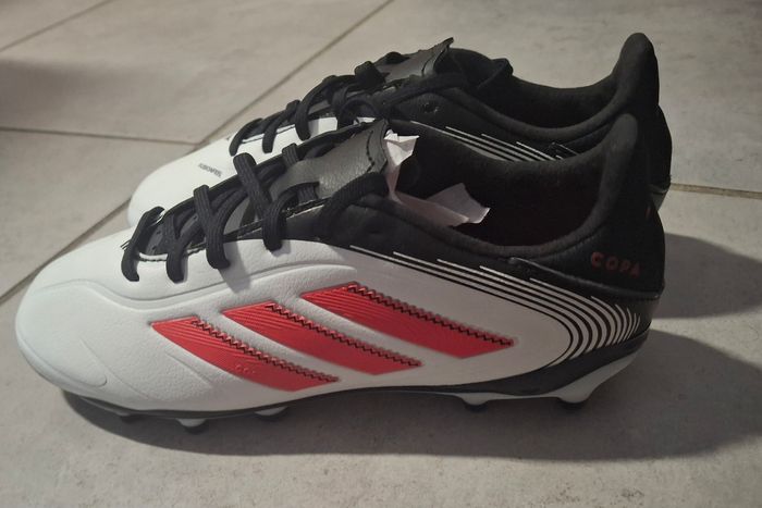 Crampons chaussures de foot Adidas neufs