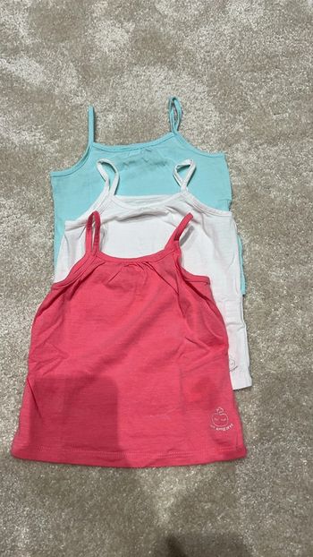 Trois. Débardeur fille.