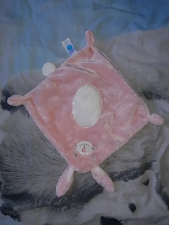 Doudou lapin rose tout doux en très bon état
