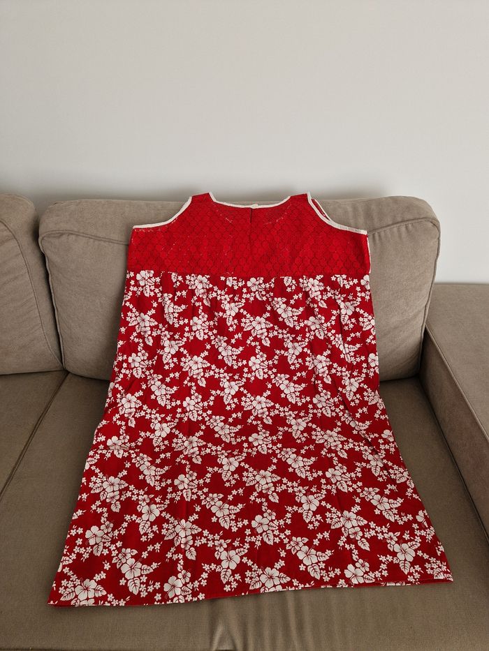 Robe polynésienne rouge a fleurs blanche à définitions dentelle - photo numéro 10