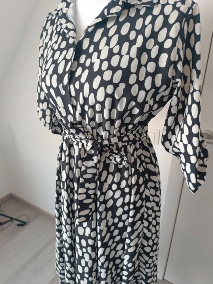 Robe chemise noire à pois blancs – Taille M - photo numéro 3