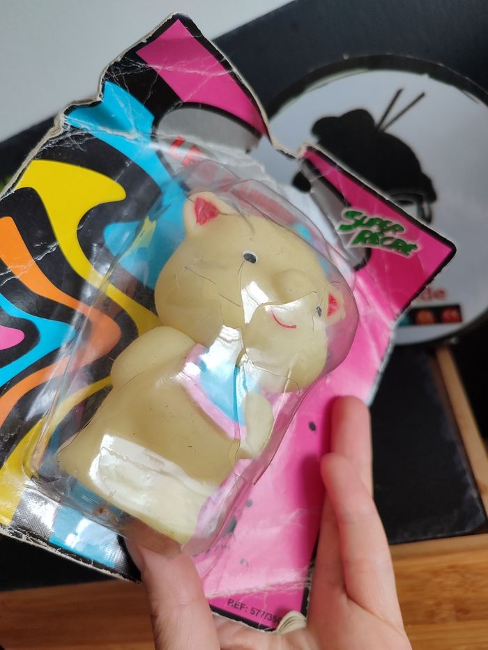 les luminous super récré cochon ancien vintage jaune bleu rose rouge noeud bavoir phosphorescent - photo numéro 3