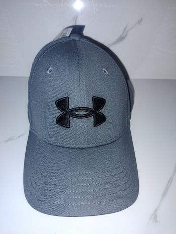 Under amour casquette noire et grise taille M/L.