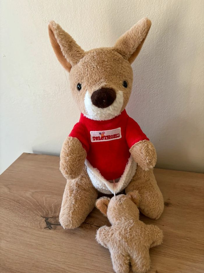 Doudou peluche kangourou rouge beige poche bébé telethon - photo numéro 2