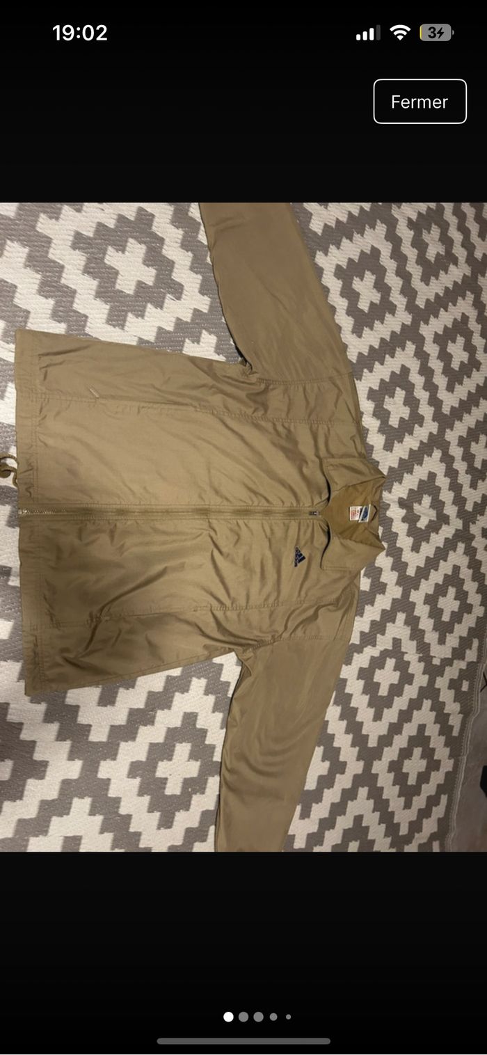Veste adidas très bonne état une petite tache derrière voir sur la photo taille 48