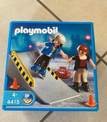 Playmobil - 4415 - Les Sportifs - 2 jeunes en rollers / Tremplin
