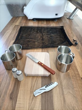 Kit pique nique 4 tasses, couteau et planche saucisson et autres accessoires 