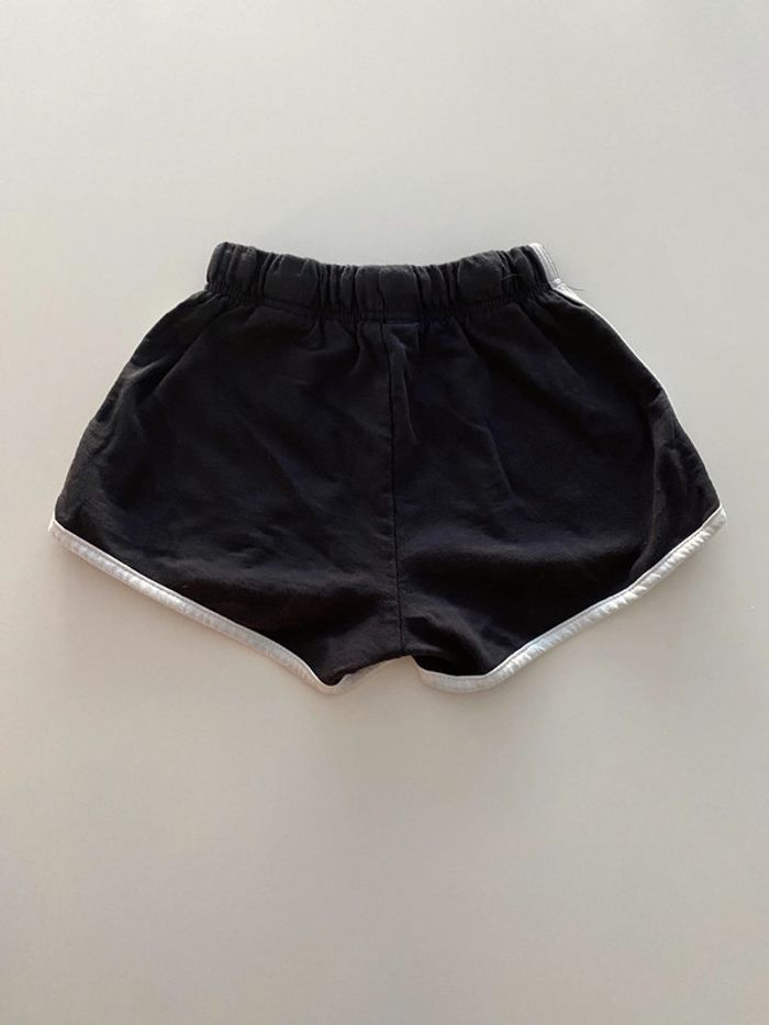 Short noir H&M 9/10ans 140 - photo numéro 2