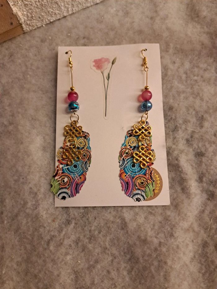 Boucles d'oreilles pendante plumes multicolore avec breloques doré - photo numéro 8