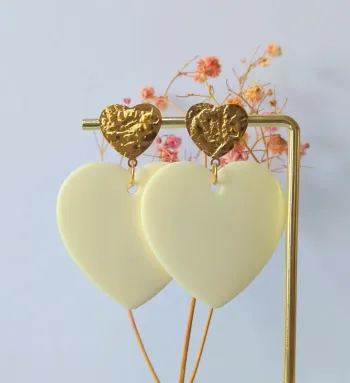 Boucles d'oreilles pendantes double cœur doré écru