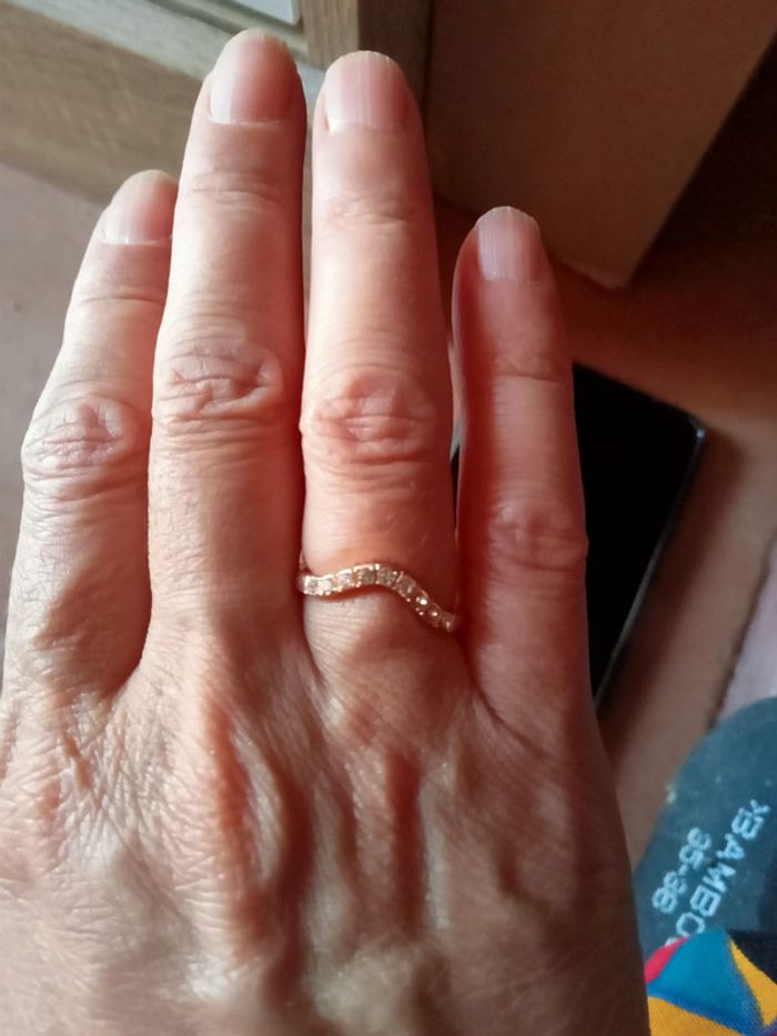 Jolie bague en argent rose avec zirconium