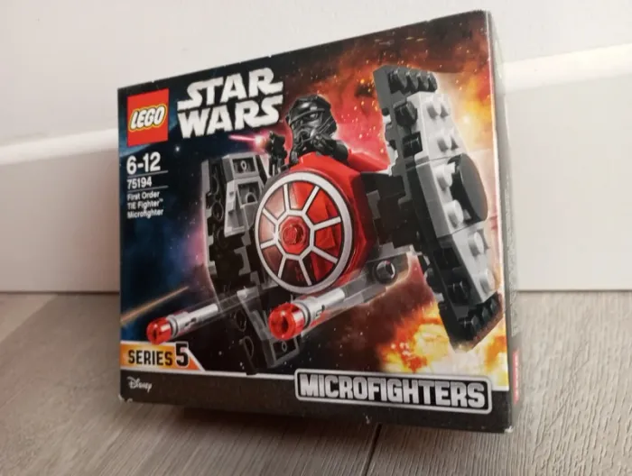 LEGO Star Wars 75194 : Microfighter Chasseur TIE du Premier Ordre.