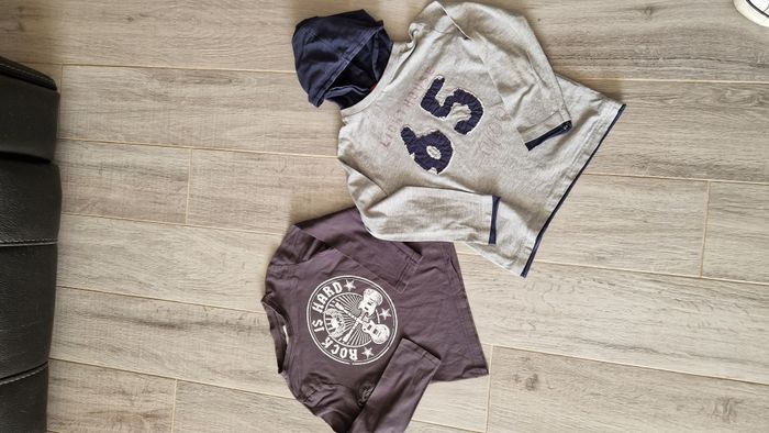 Lot de 2 tee shirts manches longues. Taille 5 ans