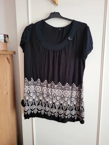 Robe noire et motifs blancs