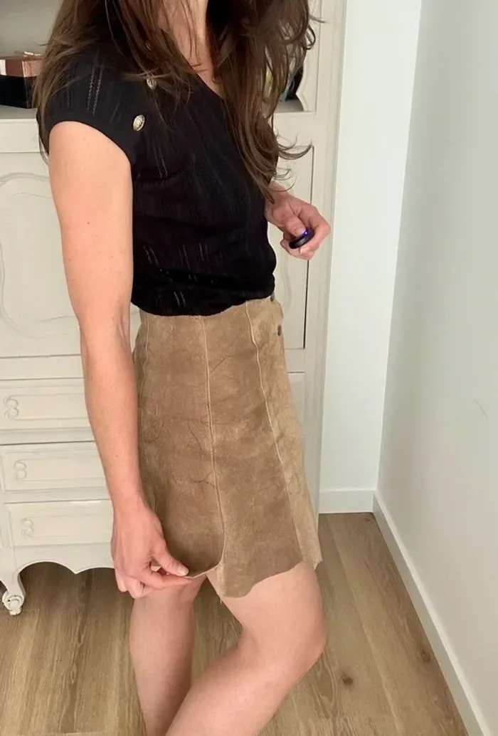 Superbe petit jupe marron Camel bas pétale Etam en cuir daim et boutons taille 36 , S , 1 - photo numéro 9