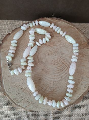 Collier blanc crème vert rose argenté