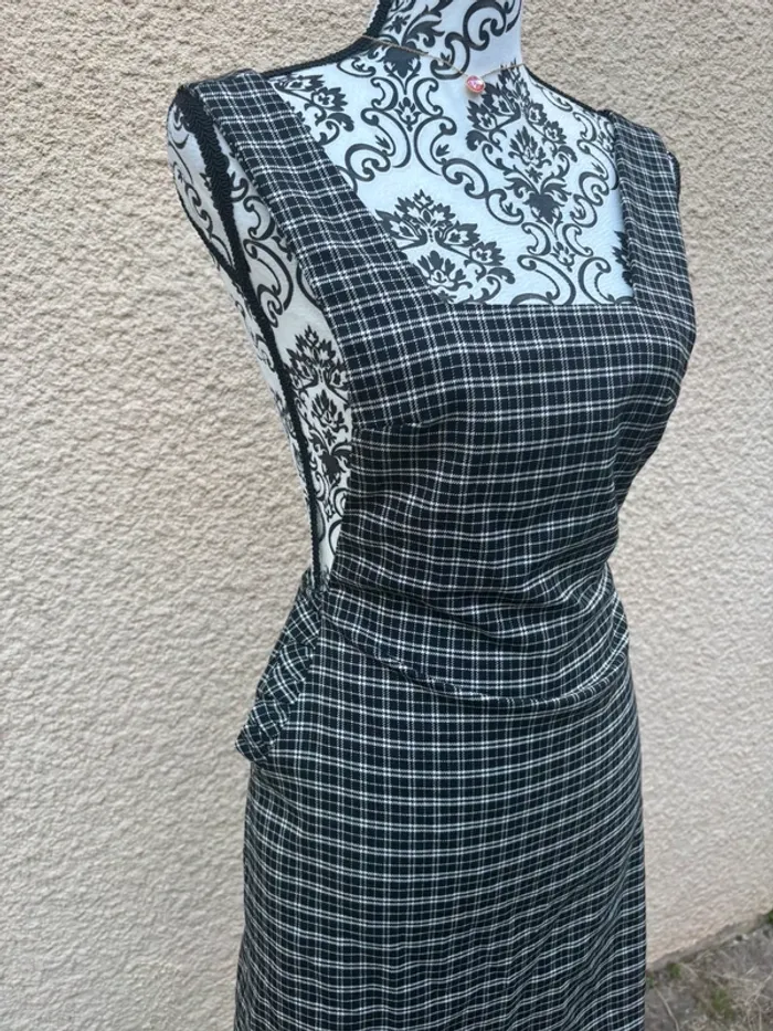 Très jolie robe noire et blanche taille S - photo numéro 2