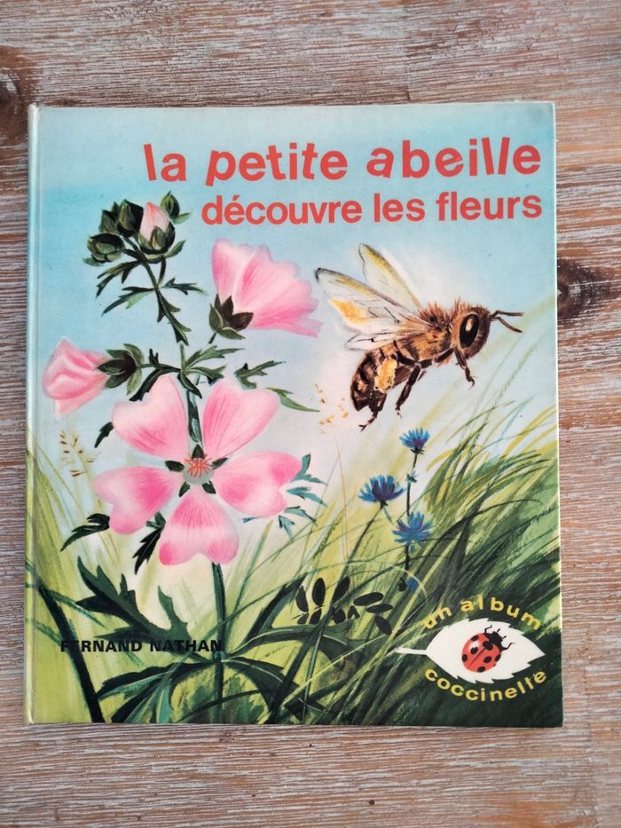 La petite abeille découvre les fleurs