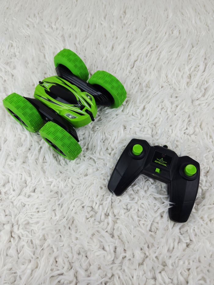 Voiture RC de Cascade 360 ° tournant télécommandé avec lumières led 🎅