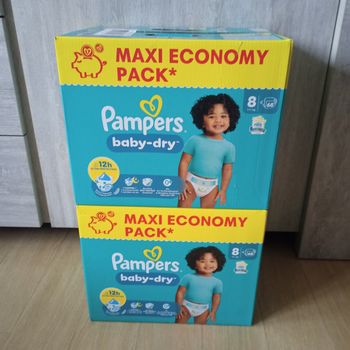 Lot Pampers baby dry taille 8 (136 couches)