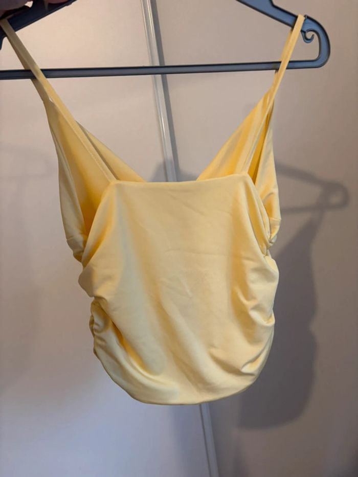 Top jaune froncé sur les côtés - photo numéro 3