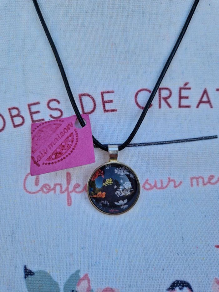 Collier avec pendentif sur cordon "fait mains" - photo numéro 3