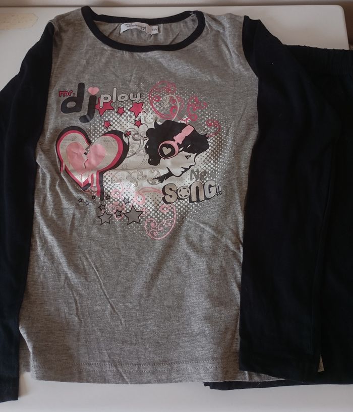 Pyjama 2 pièces. 8 ans. Noir et gris chiné. Motif devant. État neuf - photo numéro 2