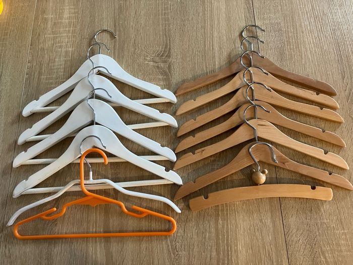 Lot de 13 cintres bébé