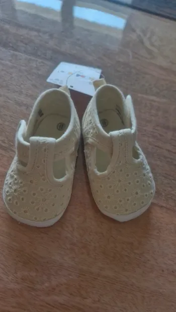Petits chaussons neufs 18-19