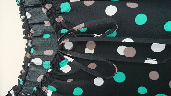 Haut, top femme noir à pois vert, marron, blanc, taille M - photo numéro 3