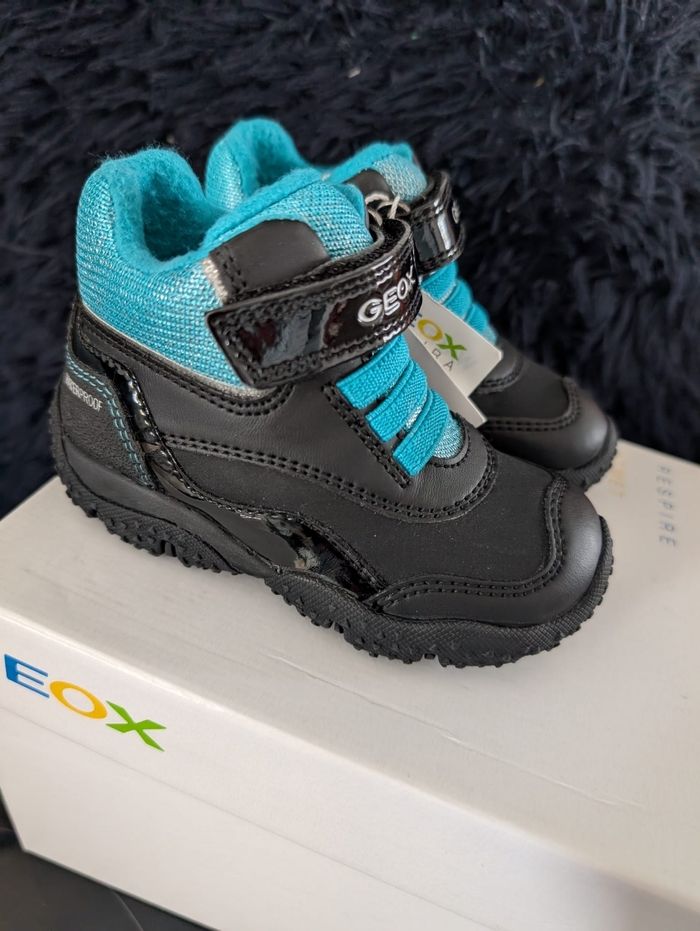 Chaussures imperméables chaudes enfant. Taille 21. Neuf. Geox