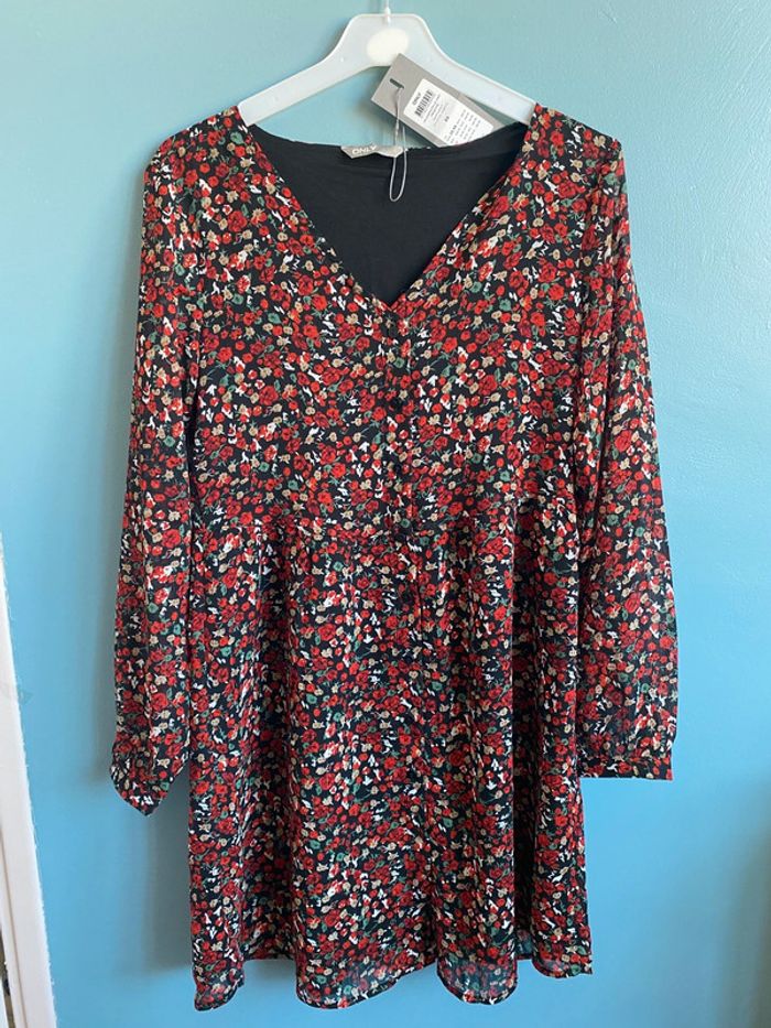 Jolie robe fluide avec motif fleurie marque only
