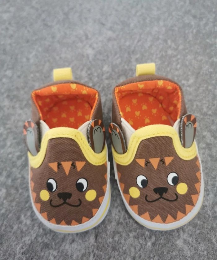 Chaussures bébé 0/6 mois neuves