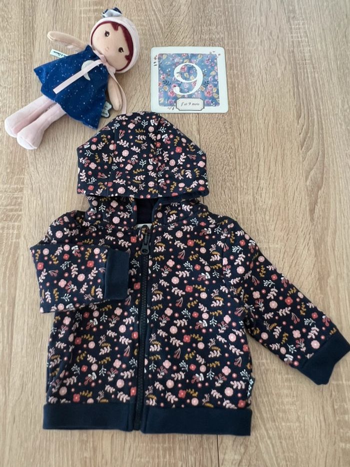Jolie veste à capuche fleurie 9 mois TBE
