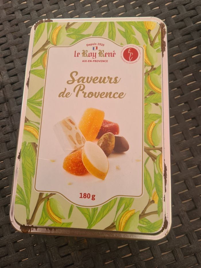 Boîte en fer. vintage. Le Roy René. 13 x 19 cm. hauteur 4 cm