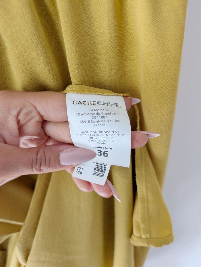 Robe longue maxi d'été à volants
Couleur jaune moutarde 
dos croisé 
look bohème moderne 
Marque Cache Cache 
Taille 36 S
Très bon état - photo numéro 10