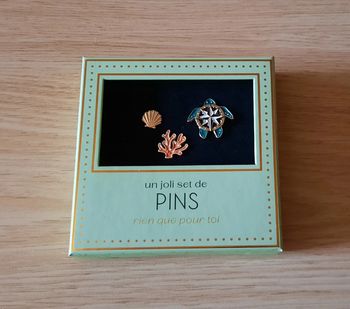 Lot de 3 pin's, boite neuve