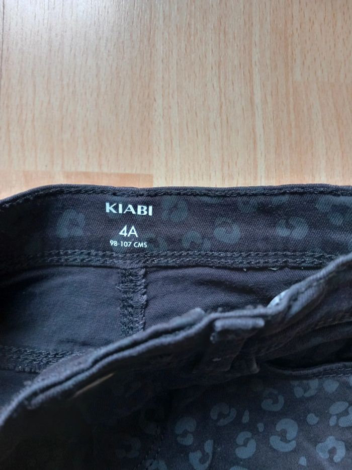 Pantalon gris très foncé avec motifs 4 ans kiabi comme neuf - photo numéro 5