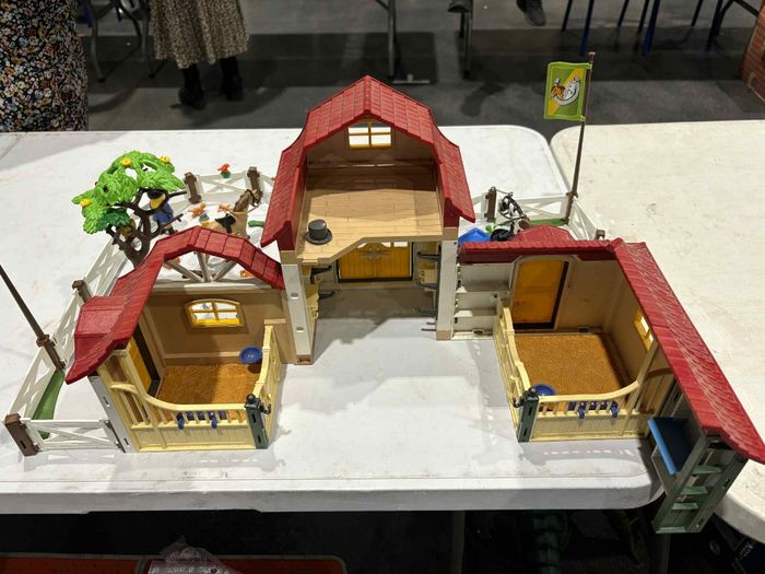 Grande écurie playmobil avec personnage et accessoires