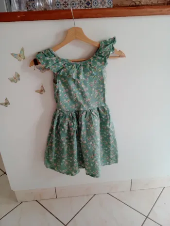 Robe fille 8 ans verte petites fleurs c 87