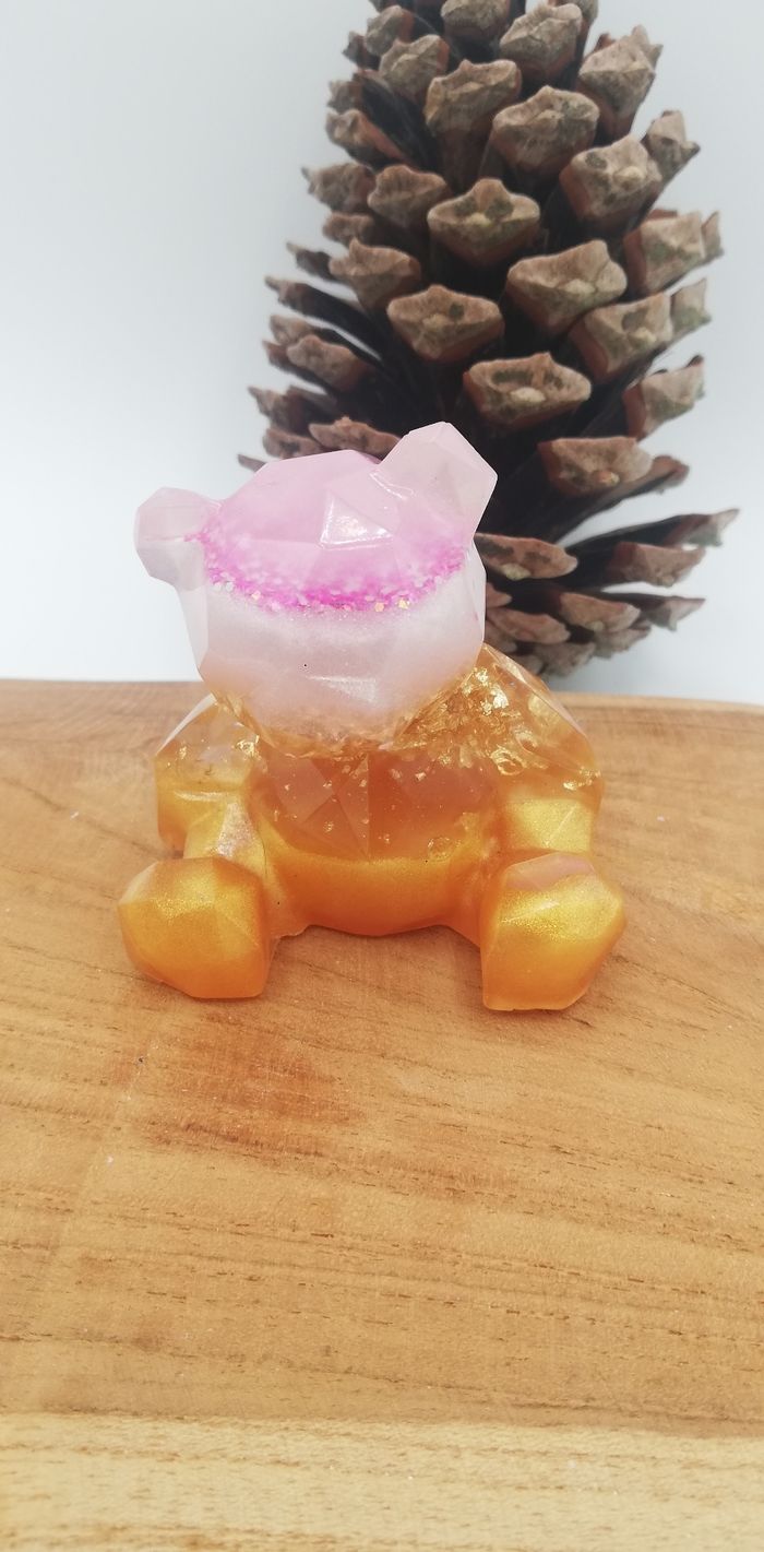 Ourson assis en résine fait