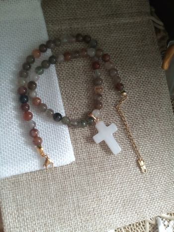 Collier en perles naturelles et croix en jade blanc