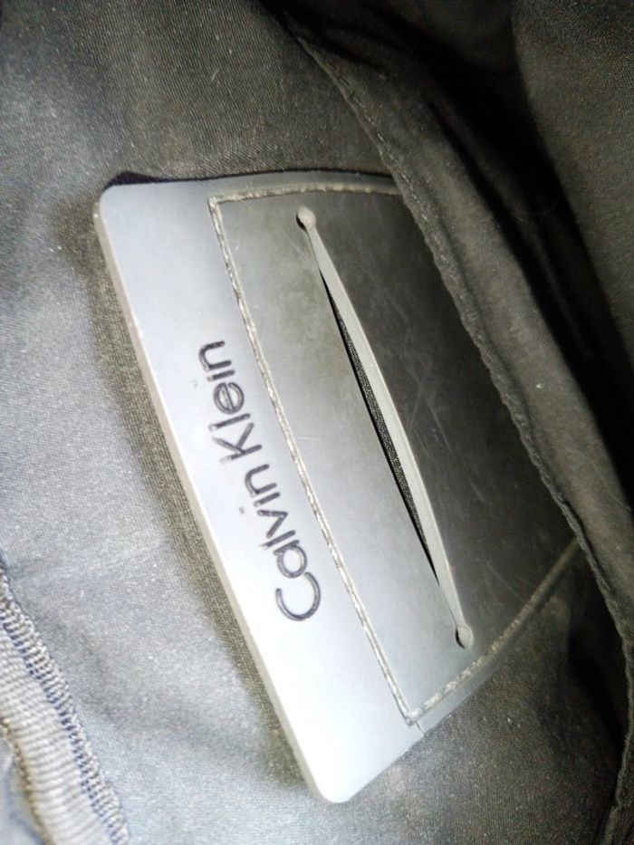 Sacoche Calvin Klein en mauvais état - photo numéro 10