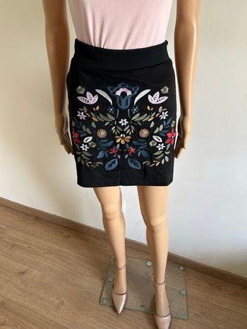 Jupe noire neuve avec broderies Desigual taille 42