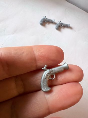 Playmobil, trois pistolets pirate Chevalier