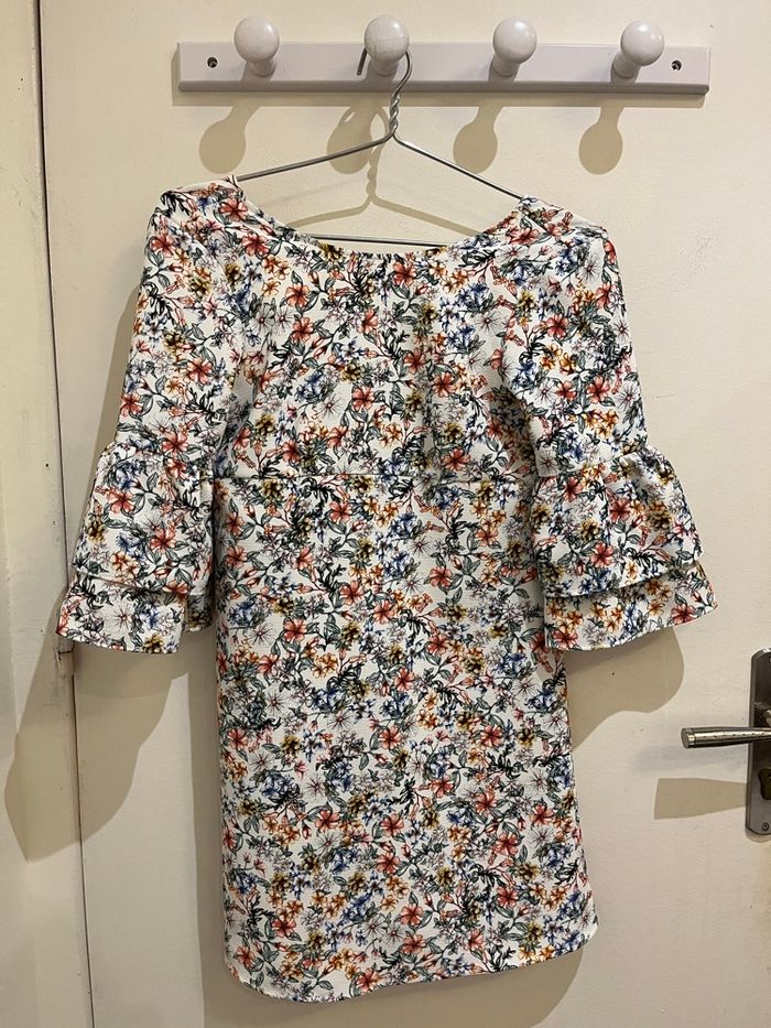 Robe fleurie blanche avec manches volantees zara basic taille Xs/34 - photo numéro 2